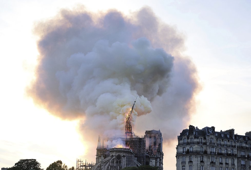 Požár Notre-Dame mají hasiči pod kontrolou, podle náměstka ministra vnitra však ještě není zcela uhašen. (16.04.2019)