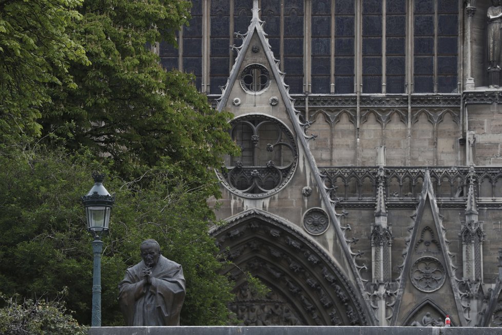 Požár Notre-Dame mají hasiči pod kontrolou, podle náměstka ministra vnitra však ještě není zcela uhašen, (16.04.2019).