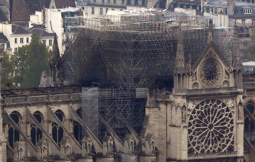 Vyhořelá pařížská katedrála Notre-Dame.