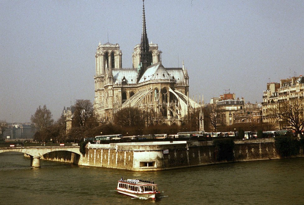 Katedrála Notre-Dame byla dominantou Paříže.