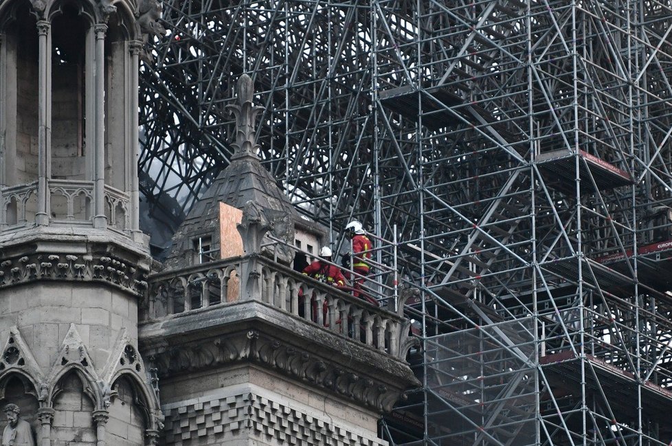 Statici a architekti prověřují, do jaké míry byla po požáru narušena konstrukce katedrály Notre-Dame. (16.4.2019)