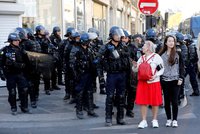 Protest žlutých vest v Paříži se zvrhl v násilí. Policie zadržela 152 lidí