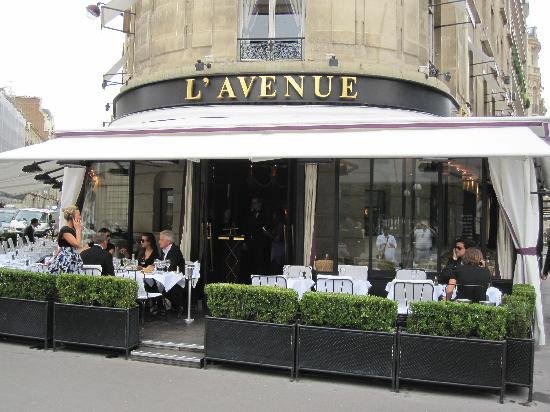 Vyhlášená restaurace L&#39; avenue v Paříži