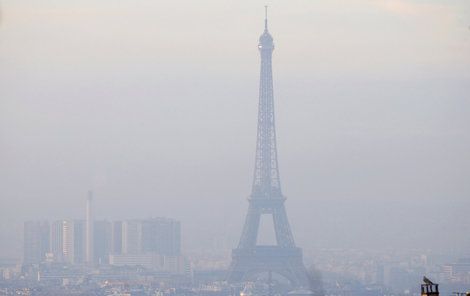 Teplotní inverze zahalila Paříž.