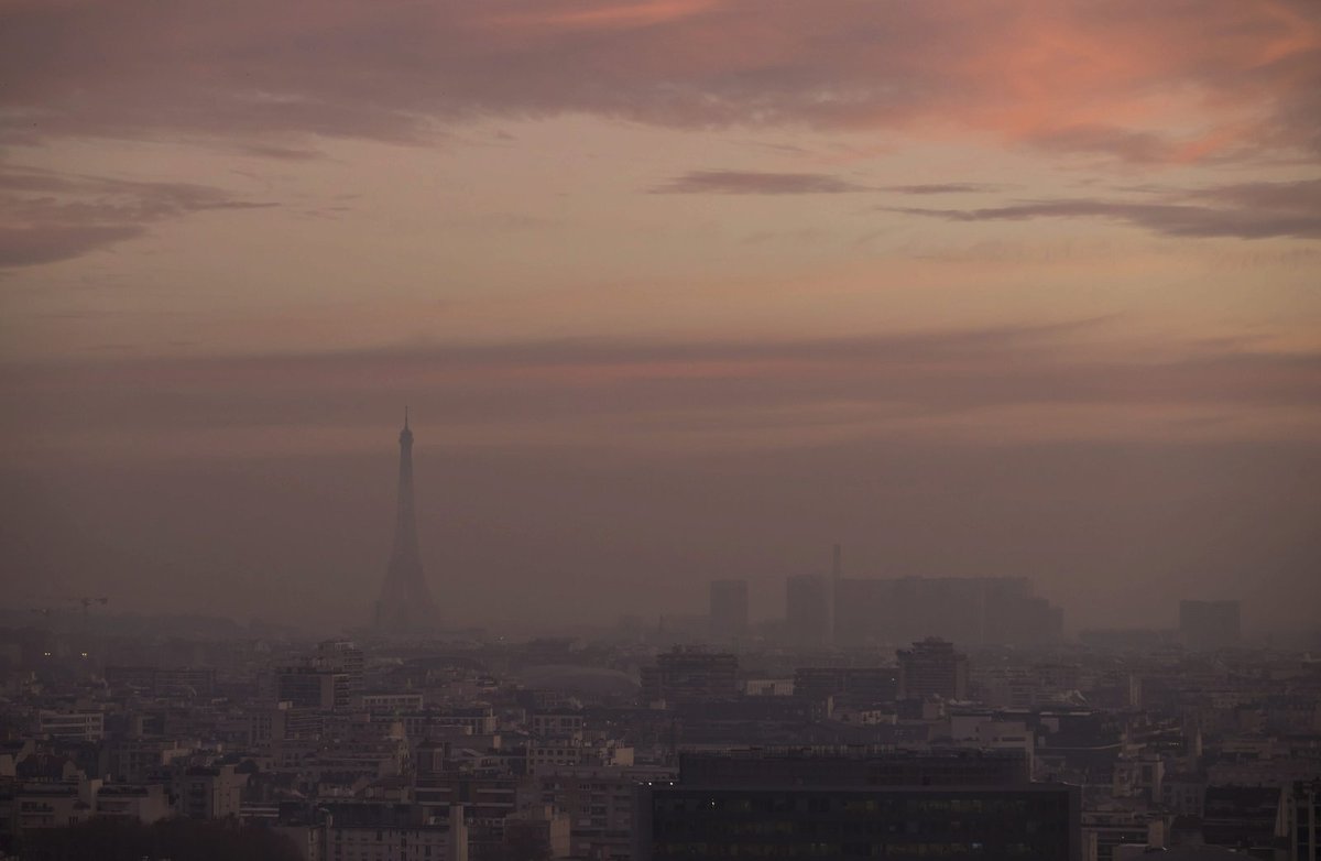 Teplotní inverze zahalila Paříž.