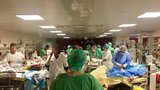 Nemocnice vypadala jako válečná zóna, prohlásil lékař z Paříže