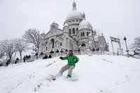 Zavřená Eiffelovka, dopravní chaos a lyžaři v centru Paříže: Francie čelí přívalu sněhu