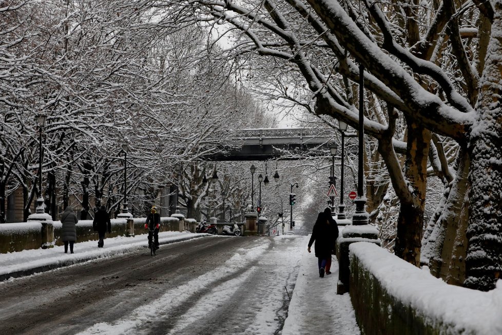 Napadlý sníh může komplikovat situaci řidičům, sledujte radar Blesku (archivní foto)