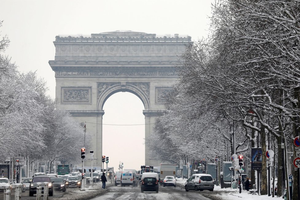 Paříž bojuje s přívalem sněhu a náledím.
