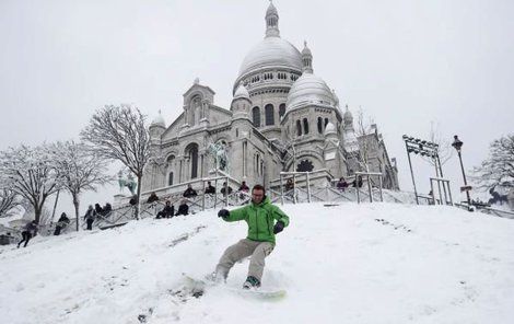 Zatímco někteří si zimní nadílky užívají, francouzská metropole kvůli přívalům sněhu kolabuje.