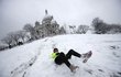 Zatímco děti výskají nadšením a vytahují ze sklepů sáně, francouzská metropole kvůli přívalům sněhu kolabuje.