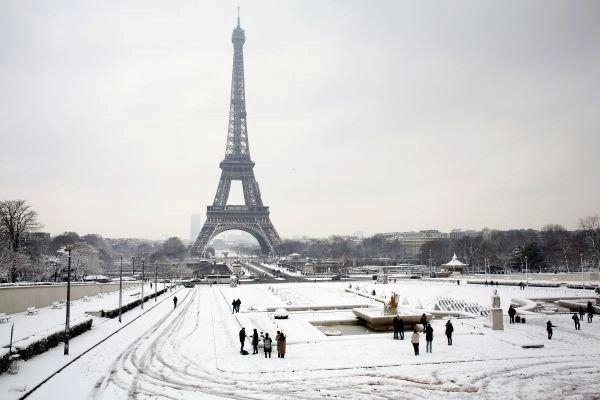 Zatímco děti výskají nadšením a vytahují ze sklepů sáně, francouzská metropole kvůli přívalům sněhu kolabuje.