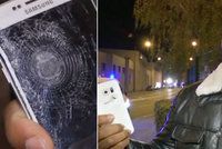 Muž, který přežil útok u stadionu: Střepinu zastavil můj mobil!