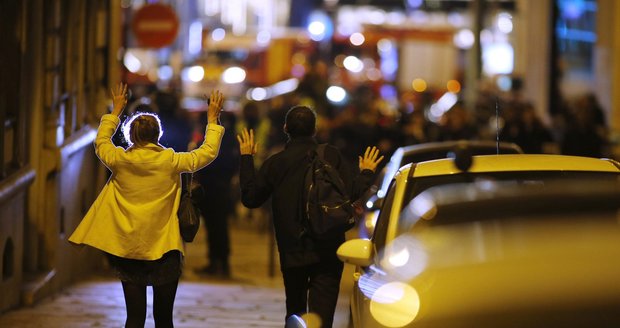 Teror v Paříži na bulváru Champs-Élysées: Dva mrtví po střelbě