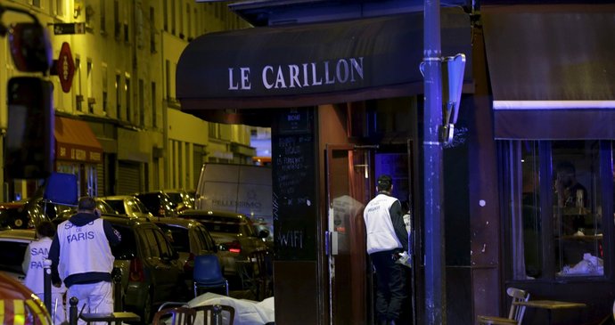 Při teroristickém útoku v Paříži zemřelo 130 lidí.