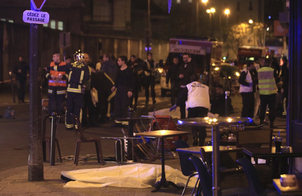 Při teroristickém útoku zemřely desítky lidí.