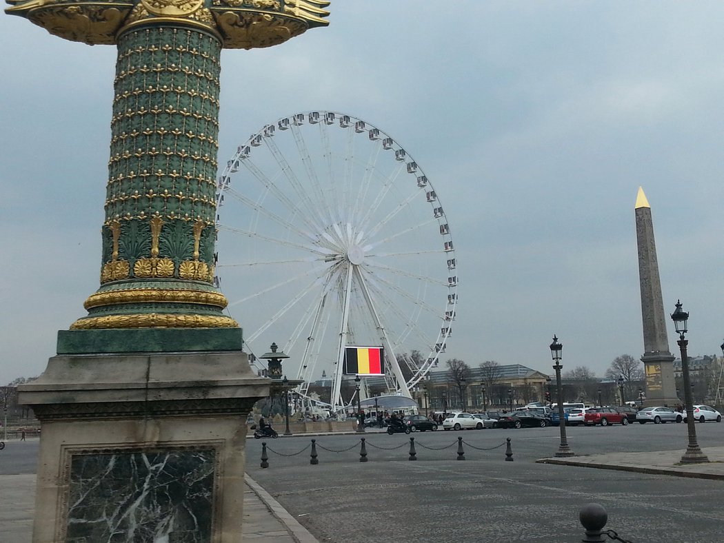 Belgická vlajka se objevila také na zdech stadionu Stade de France nebo na ruském kole u Náměstí republiky.