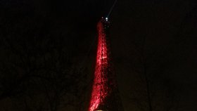 Eiffelovka v belgické trikoloře. Pařížané dobře ví, co znamená útok teroristů…