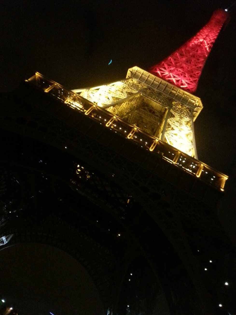 Eiffelovka v belgické trikoloře. Pařížané dobře ví, co znamená útok teroristů...