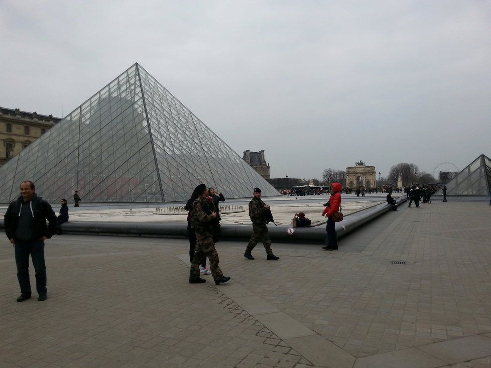 Legendární muzeum Louvre je už otevřené, den po teroristickém útoku.