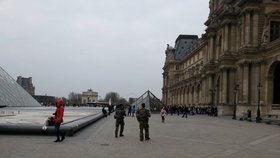 Zatímco u Eiffelovky zvýšený dohled neplatí, v Louvru ano. Vojáci tu pochodují jak apoštolové na orloji...