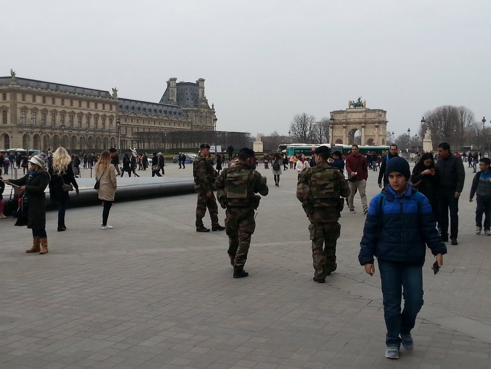 Legendární muzeum Louvre je už otevřené, den po teroristickém útoku.