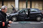 Policisté uzavřeli centrum Paříže a řízeně odpálili zaparkované podezřelé auto.