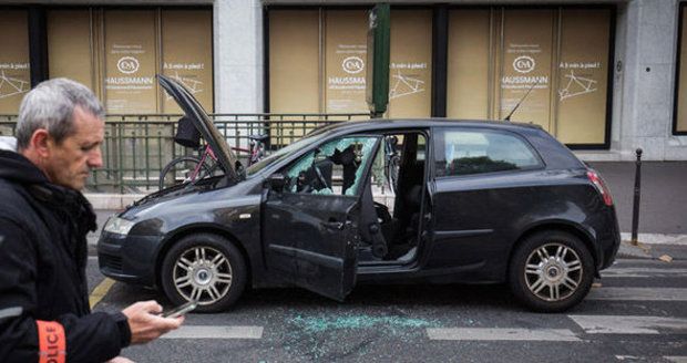 Zmařený teroristický útok? Policie v Paříži odpálila podezřelé auto