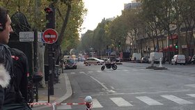 Policisté uzavřeli centrum Paříže a řízeně odpálili zaparkované podezřelé auto.