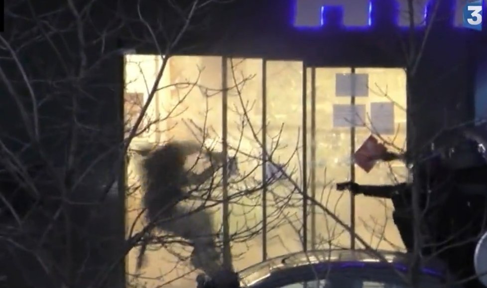 Takhle zásahovka zastřelila útočníka, který držel po několik hodin rukojmí v obchodě.
