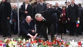 Premiér Bohuslav Sobotka s prezidentem Milošem Zemanem společně položili květiny před francouzskou ambasádou.