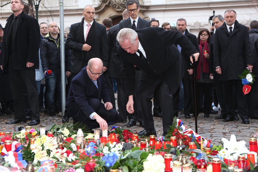 Premiér Bohuslav Sobotka s prezidentem Milošem Zemanem společně položili květiny před francouzskou ambasádou.