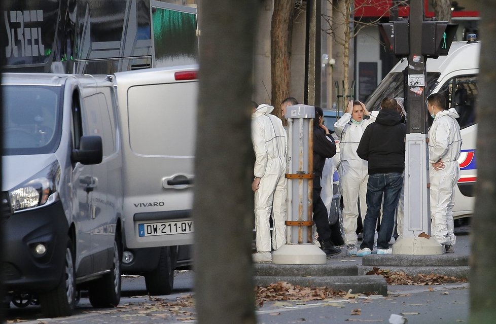 Forenzní vyšetřovatelé stojí před koncertní halou Bataclan.