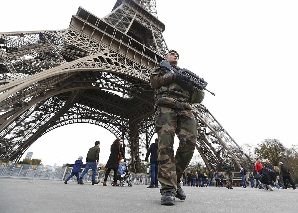 Symbol Paříže Eiffelova věž byla kvůli útokům až do odvolání uzavřena.