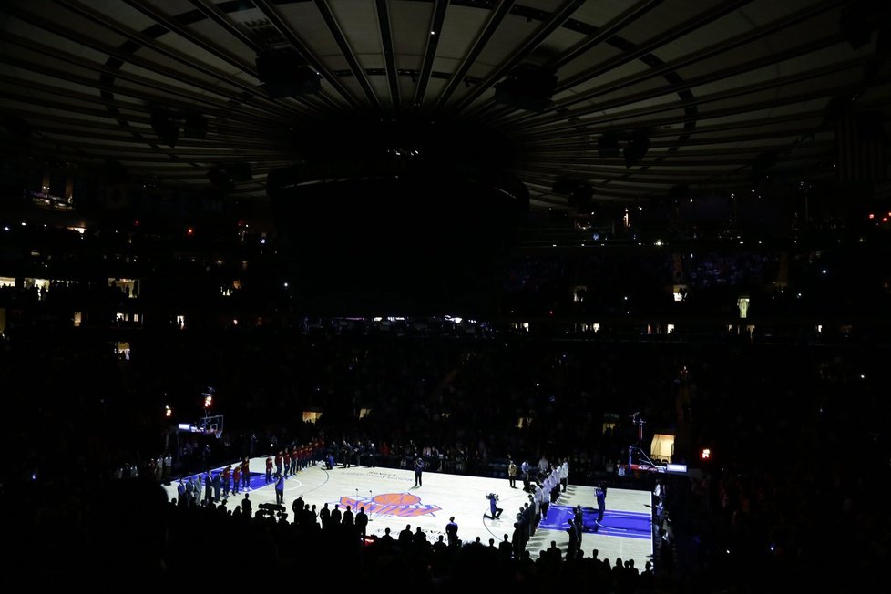 Kvůli Paříži pláče celý svět. Na snímku Madison Square Garden v New Yorku.