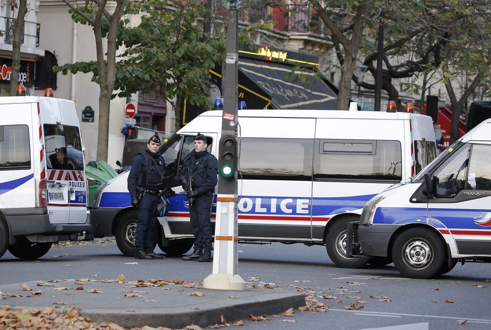 Pařížské ulice po krvavých útocích hlídají policisté i armáda.