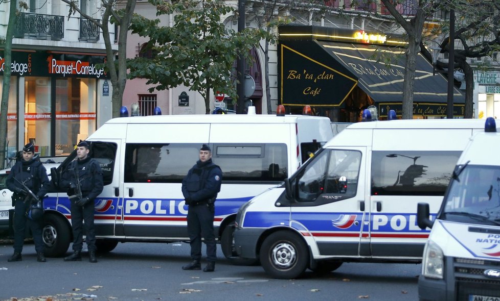 Pařížské ulice po krvavých útocích hlídají policisté i armáda.