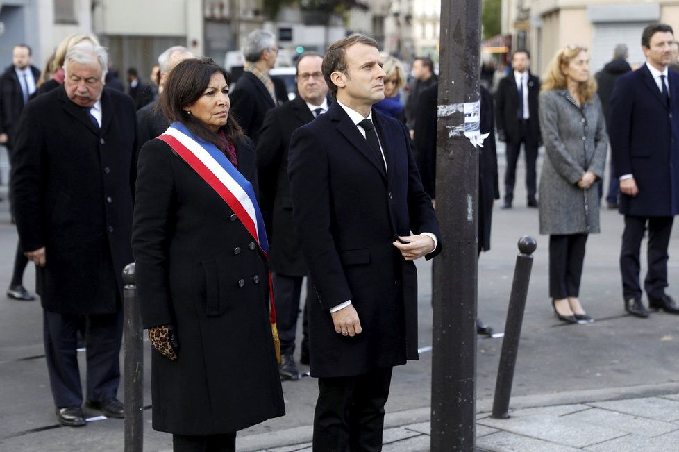 Paříž si připomíná teroristické útoky z roku 2015. Akce se účastní francouzský prezident Emmanuel Macron