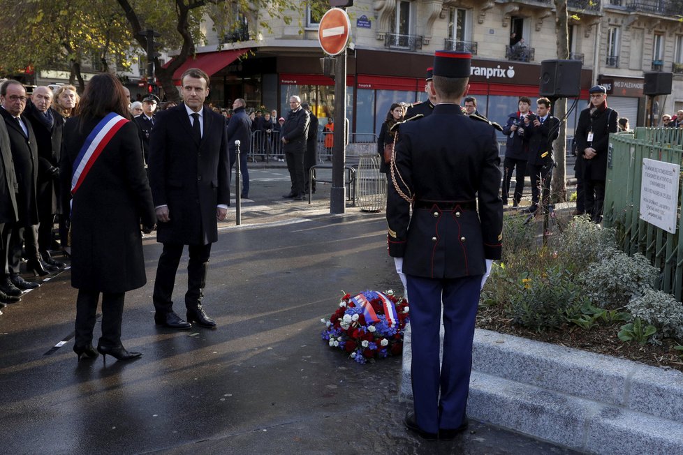 Paříž si připomíná teroristické útoky z roku 2015. Akce se účastní francouzský prezident Emmanuel Macron.