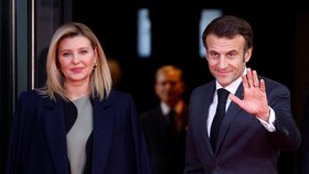 Macron přivítal Zelenskou a Ukrajincům vzkázal: Pomůžeme vám překonat zimu! V Paříži je také Fiala