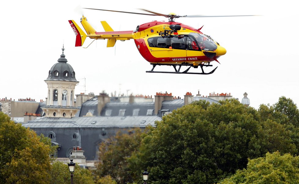 Na policejní prefekturu v Paříži v minulosti naběhl útočník s nožem. Zabil čtyři lidi, než ho policisté zneškodnili.