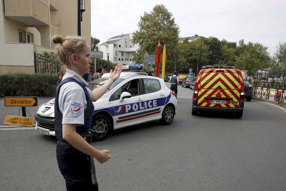 Nedaleko Paříže útočník pobodal několik lidí. Dva lidé zemřeli
