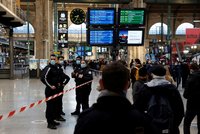 Muž ohrožoval velkým nožem policisty na známém nádraží v Paříži. Zastřelili ho