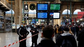 Drama na Severním nádraží v Paříži: Muž ohrožoval policisty velkým nožem, zastřelili ho (14.2.2022)