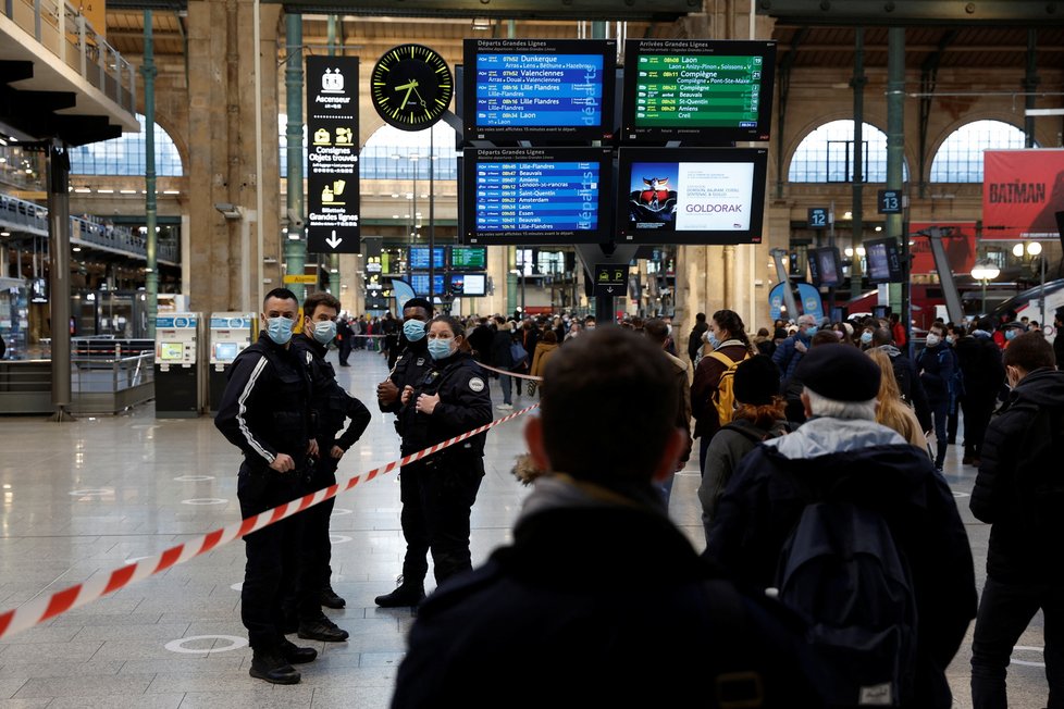 Drama na Severním nádraží v Paříži: Muž ohrožoval policisty velkým nožem, zastřelili ho (14.2.2022).
