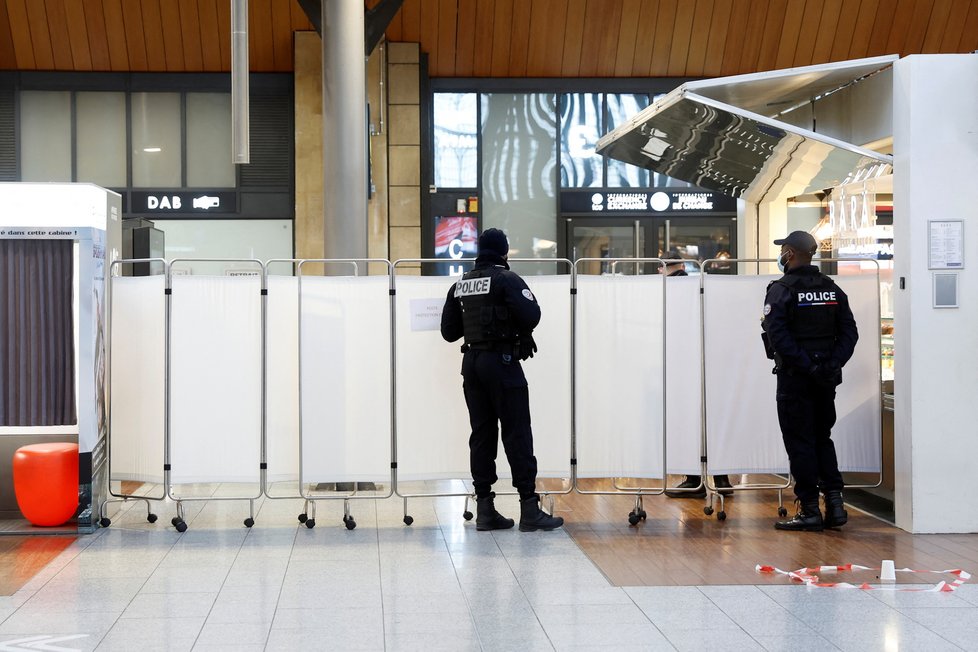 Drama na Severním nádraží v Paříži: Muž ohrožoval policisty velkým nožem, zastřelili ho (14.2.2022).
