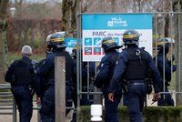 Muž v parku bodal do kolemjdoucích. Útok u Paříže si vyžádal nejméně jednu oběť