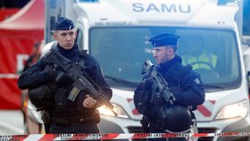 Policie uzavřela pařížské nákupní centrum, hledá ozbrojeného muže. (Ilustrační foto)