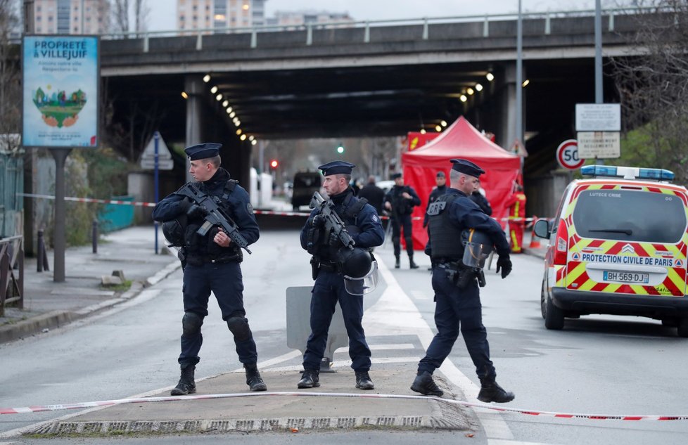 U Paříže útočil muž nožem na kolemjdoucí, policie ho zastřelila (3. 1. 2020).