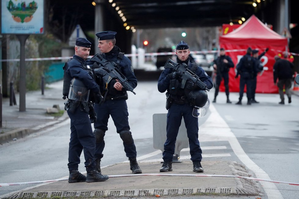 U Paříže útočil muž nožem na kolemjdoucí, policie ho zastřelila (3. 1. 2020).